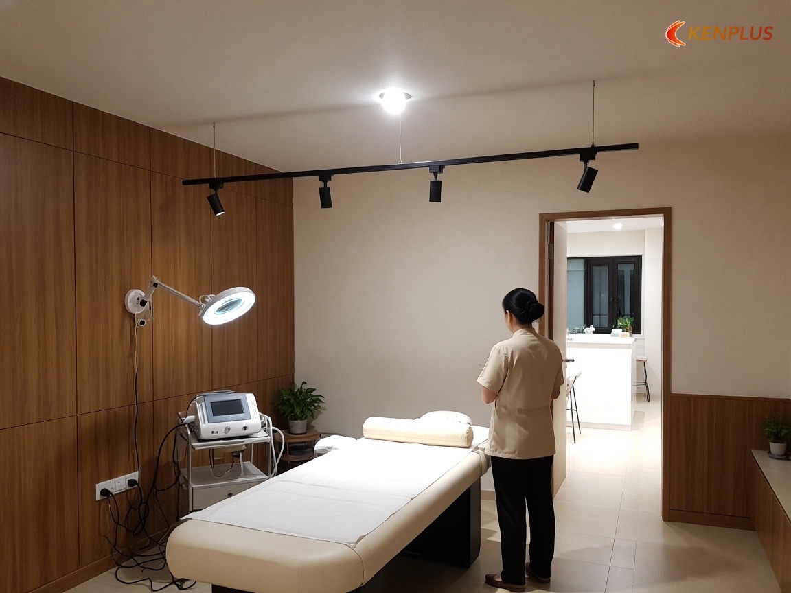 Lỗi chọn đèn nên tránh — Spa chăm sóc da: đèn ray hay đèn âm trần