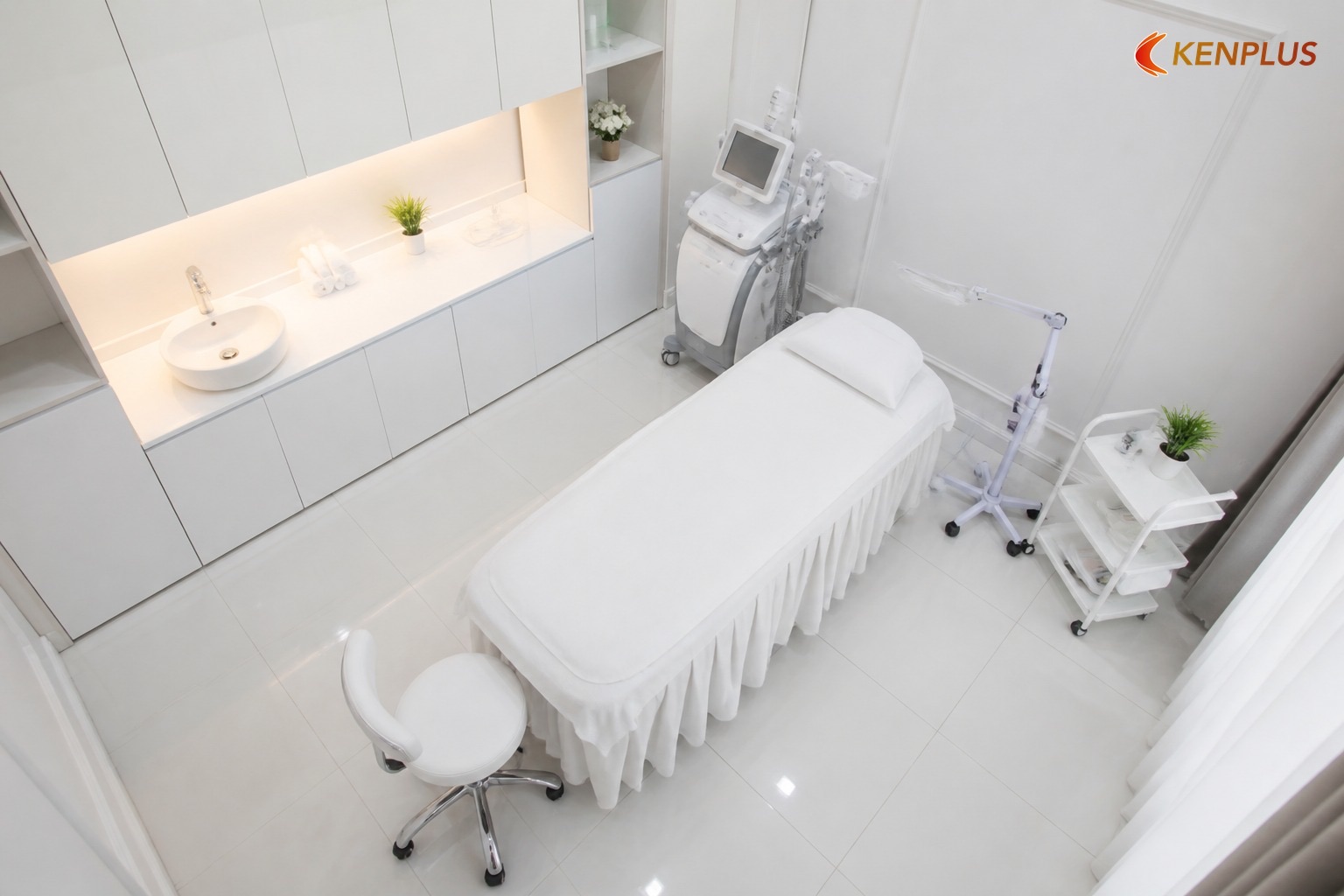 Phòng 1 trắng y khoa, máy và xe đẩy cạnh giường