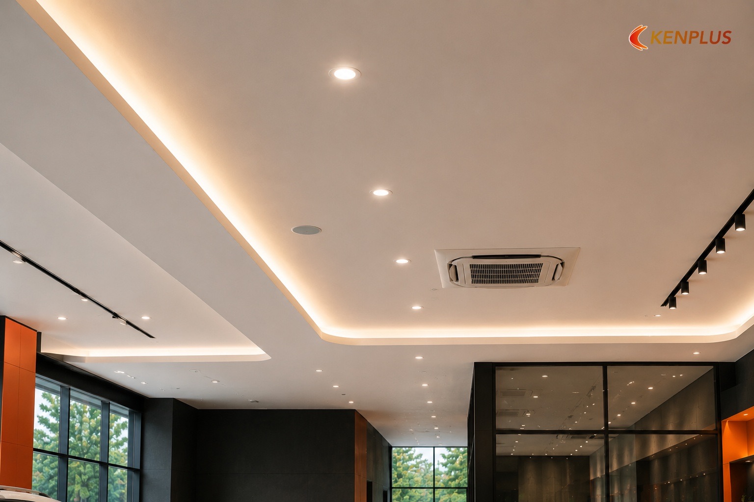 Trần thạch cao trong showroom ô tô — ưu điểm và giới hạn — Showroom ô tô: trần mở hay trần thạch cao Trần thạch cao trong showroom ô tô — ưu điểm và giới hạn — Showroom ô tô: trần mở hay trần thạch cao