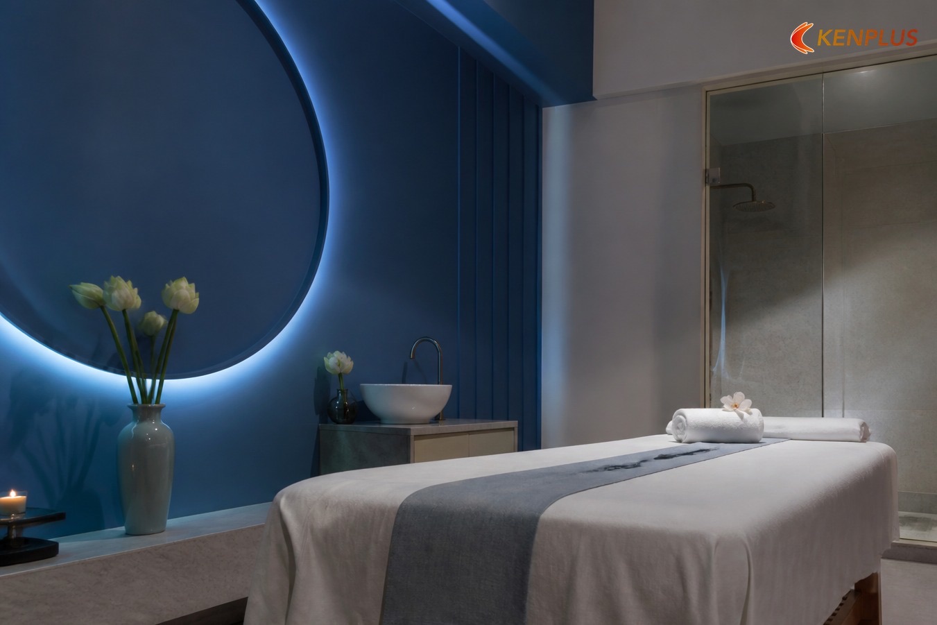 Phòng spa vách xanh navy có vòng tròn đèn LED, lavabo và khu tắm vách kính