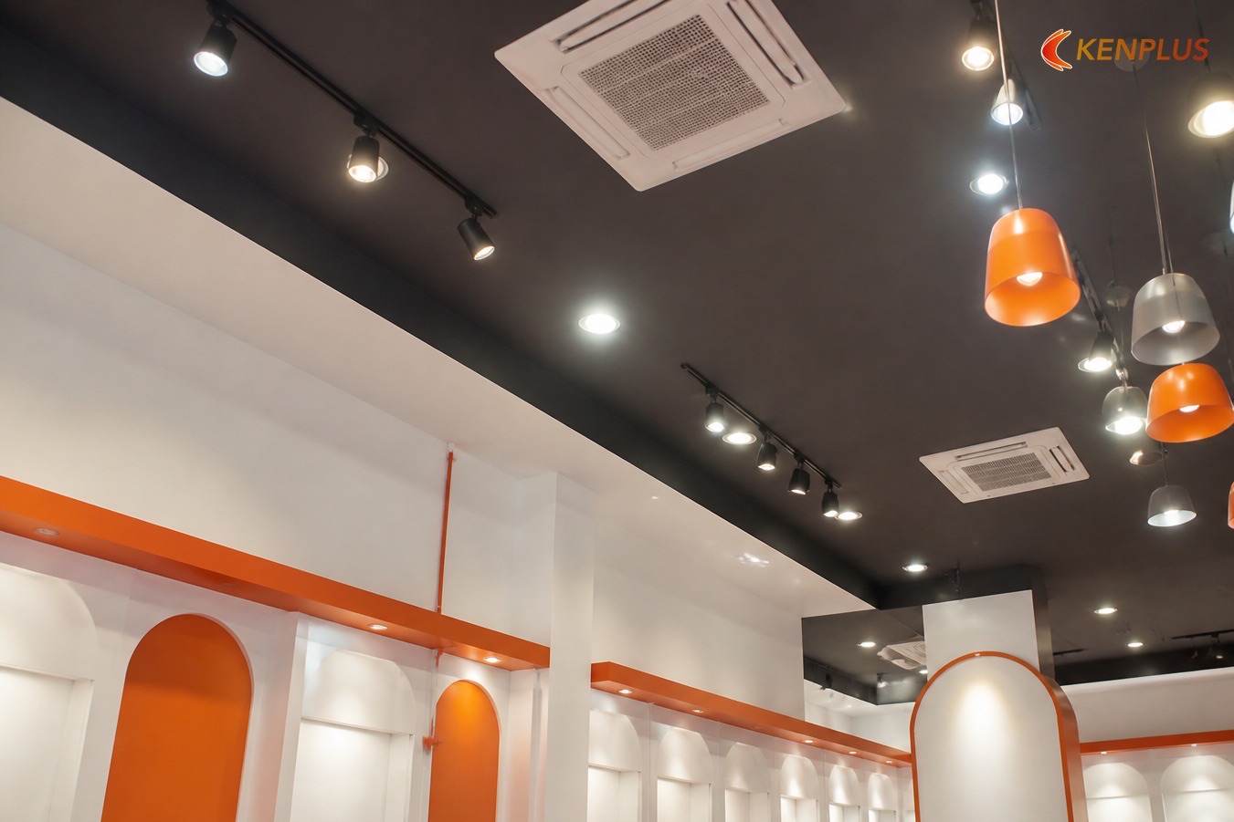 Màu sắc và vật liệu hiện đại — an toàn trẻ em — Mẫu shop thời trang trẻ em hiện đại cho mặt bằng nhỏ