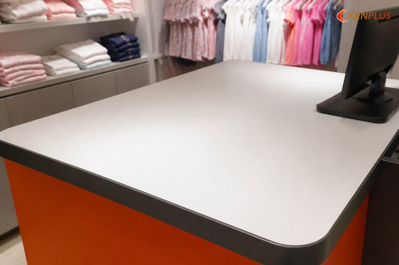 Laminate — mặt quầy chịu ma sát và dễ thay — Vật liệu làm quầy cho shop thời trang trẻ em Laminate — mặt quầy chịu ma sát và dễ thay — Vật liệu làm quầy cho shop thời trang trẻ em