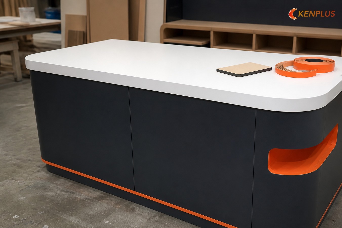 MDF — lõi phổ biến, dễ bo góc và CNC — Vật liệu làm quầy cho shop thời trang trẻ em MDF — lõi phổ biến, dễ bo góc và CNC — Vật liệu làm quầy cho shop thời trang trẻ em