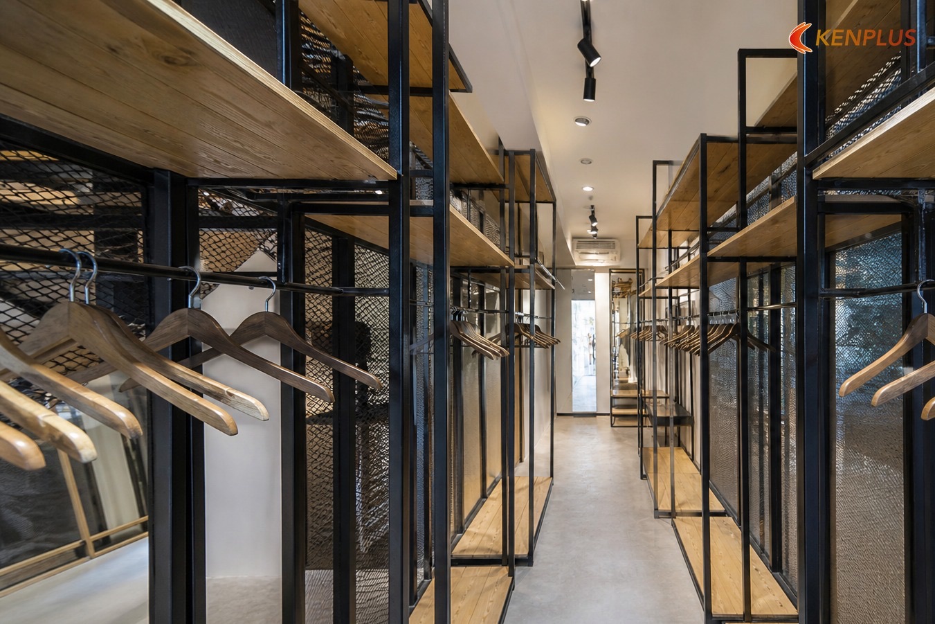 Mẫu 19 — Outlet — mật độ treo cao · biến thể 2 — 25+ mẫu thiết kế shop thời trang đẹp 2026 Mẫu 19 — Outlet — mật độ treo cao · biến thể 2 — 25+ mẫu thiết kế shop thời trang đẹp 2026